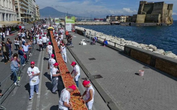 A time of preparation of the longest pizza in the world: two kilometers, Naples, 18 May 2016. ANSA/ PRESS OFFICE/ MOLINO CAPUTO/STEFANO RENNA +++ANSA PROVIDES ACCESS TO THIS HANDOUT PHOTO TO BE USED SOLELY TO ILLUSTRATE NEWS REPORTING OR COMMENTARY ON THE FACTS OR EVENTS DEPICTED IN THIS IMAGE; NO ARCHIVING; NO LICENSING+++